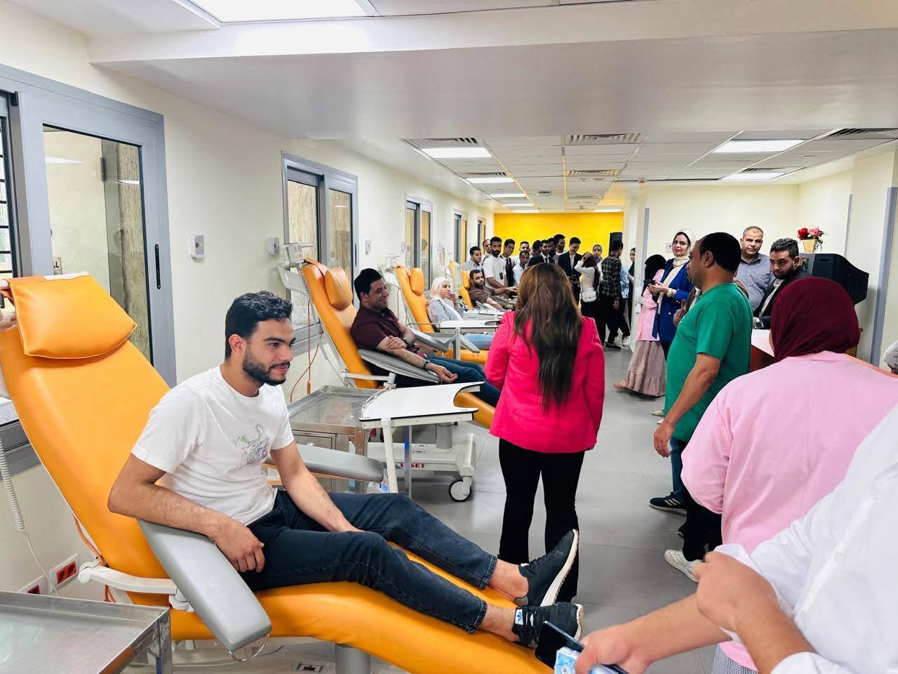 "بدم الشباب.. سوهاج تنبض بالحياة!" — نائب المحافظ يتقدم صفوف المتبرعين في يوم العطاء العالمي 
